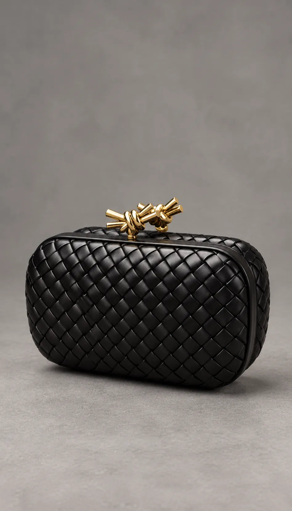 Pochette Nera Intrecciata con Chiusura Dorata