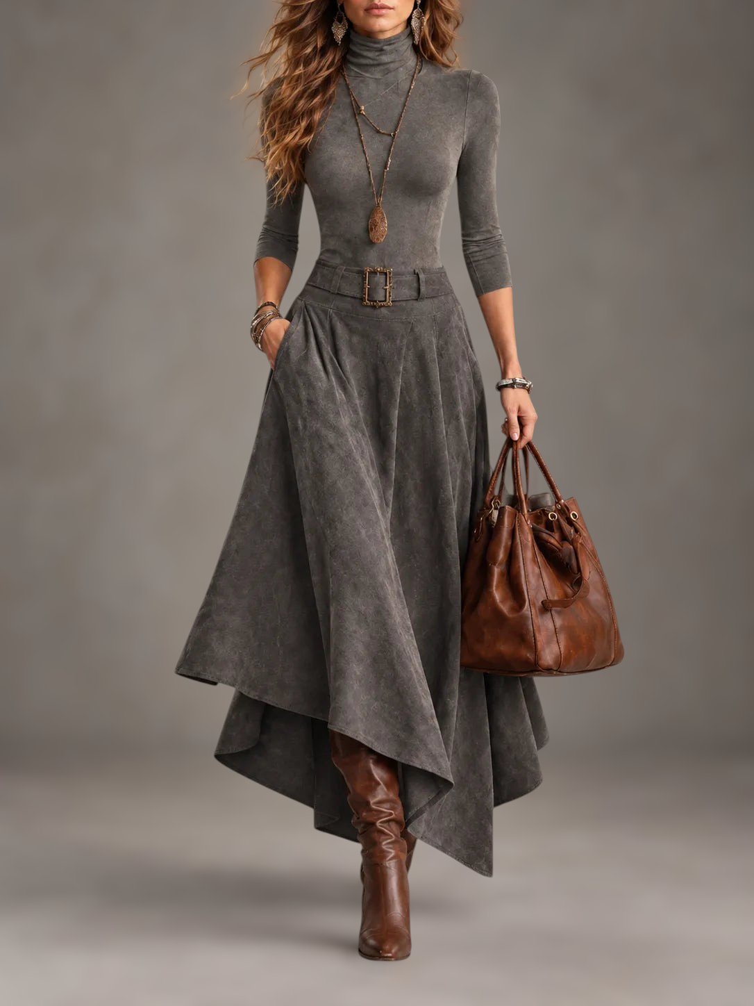 Completo Alessia Vellani grigio antracite con dolcevita, gonna midi asimmetrica e cintura in vita stile western