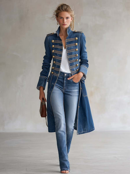 Cappotto lungo in denim dal taglio aderente stile militare con bottoni dorati