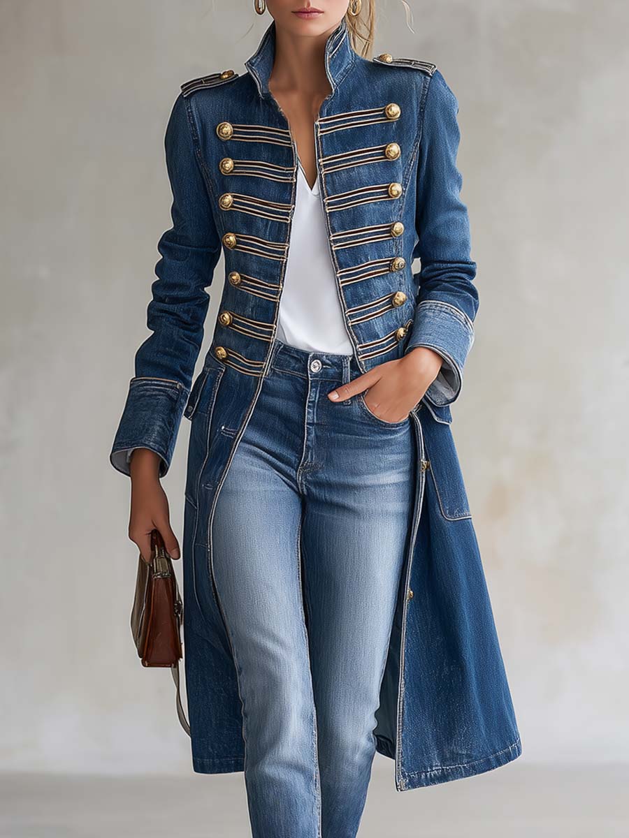 Cappotto lungo in denim dal taglio aderente stile militare con bottoni dorati