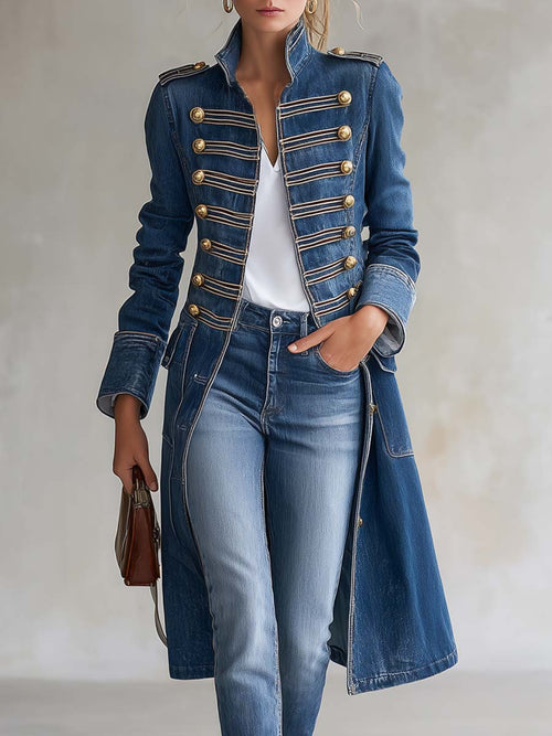 Cappotto lungo in denim dal taglio aderente stile militare con bottoni dorati