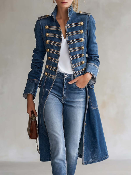 Cappotto lungo in denim dal taglio aderente stile militare con bottoni dorati
