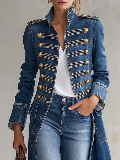 Cappotto lungo in denim dal taglio aderente stile militare con bottoni dorati