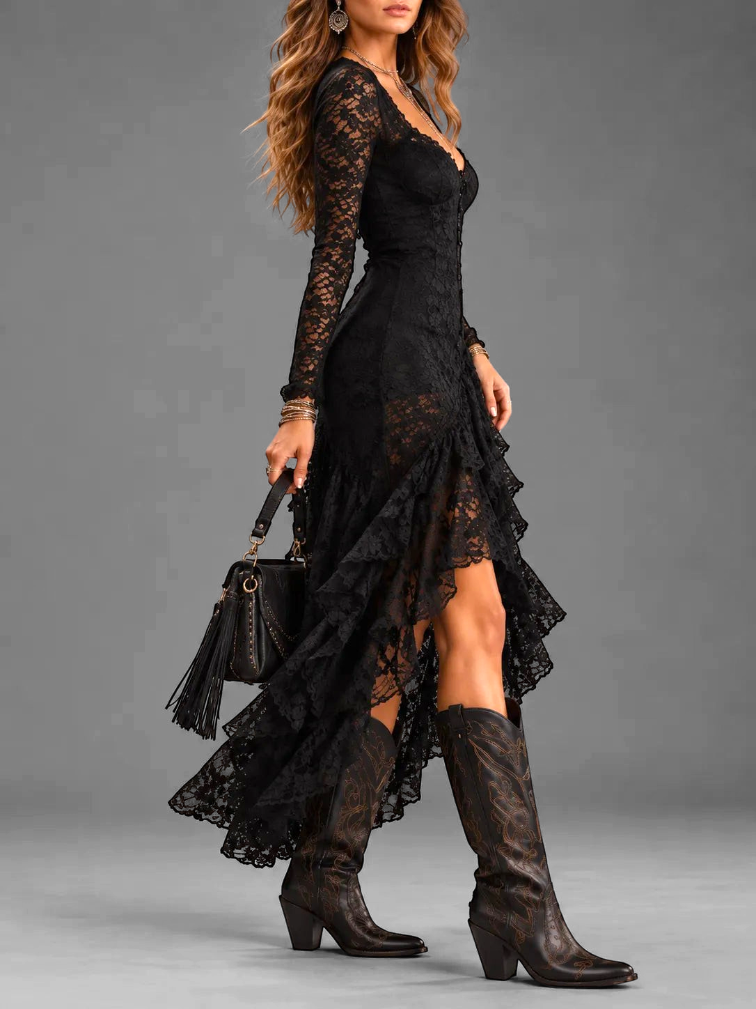 Modelo con vestido Alessia Vellani negro de encaje estilo western, falda asimétrica con volantes y botas texanas