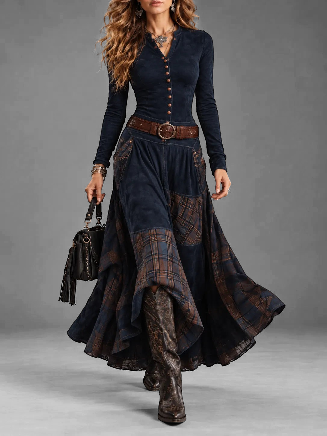 Modella indossa vestito lungo Alessia Vellani blu navy in camoscio con inserti scozzesi, cintura marrone e stile western