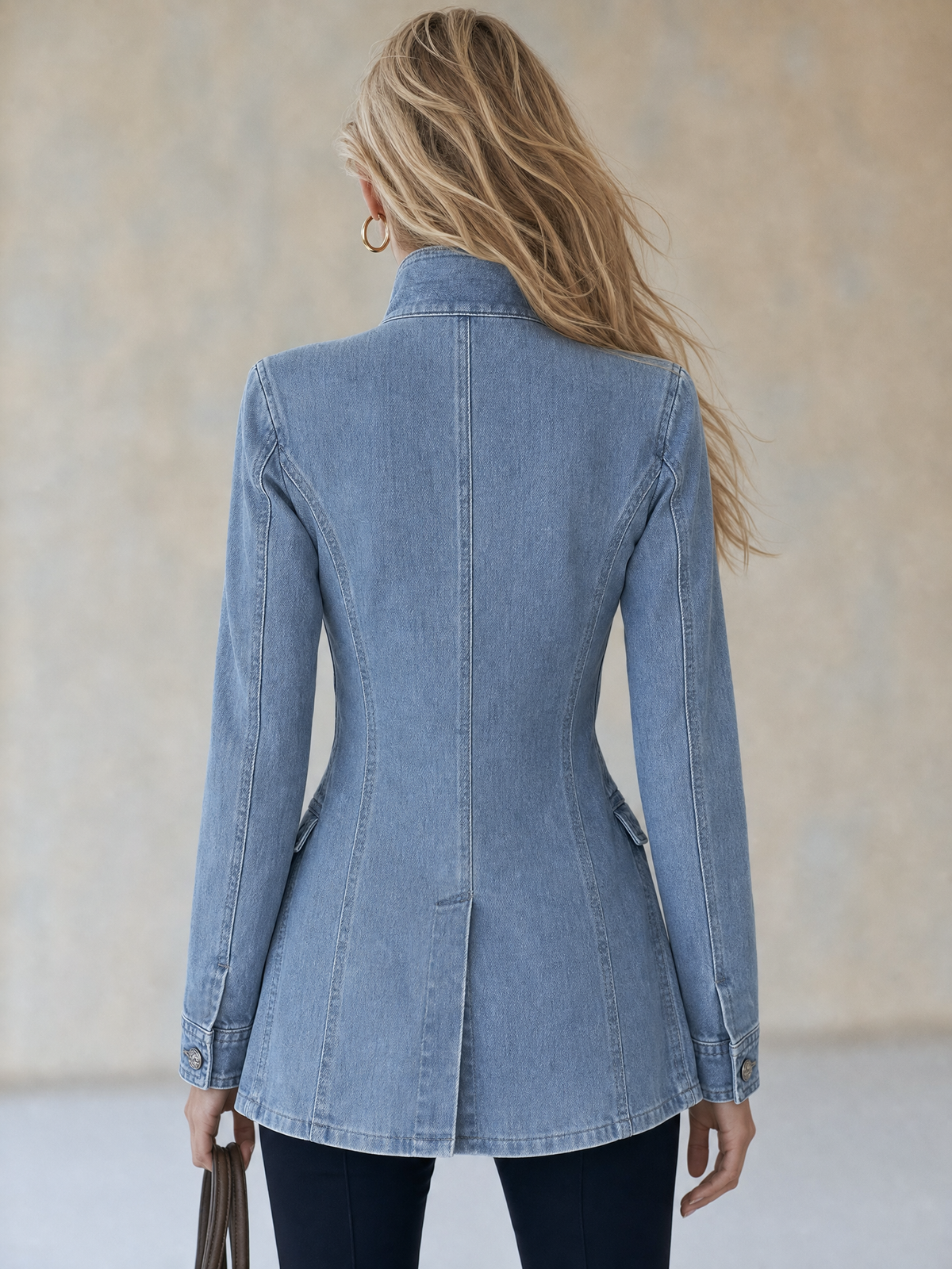 Cappotto in denim blu stile militare con doppia abbottonatura
