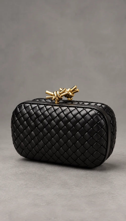 Pochette Nera Intrecciata con Chiusura Dorata