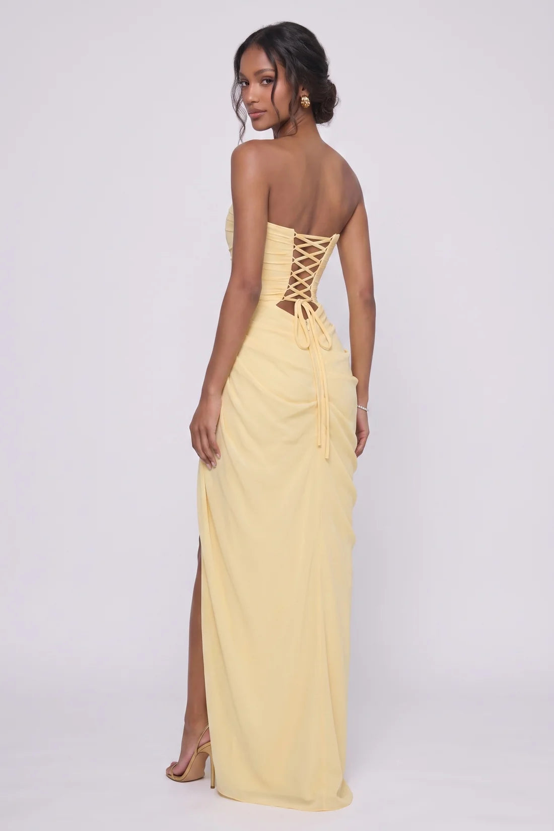 Antonella – Abito lungo da damigella in chiffon elasticizzato con taglio dritto.