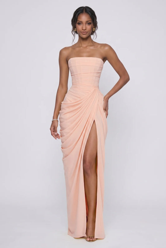 Antonella – Abito lungo da damigella in chiffon elasticizzato con taglio dritto.