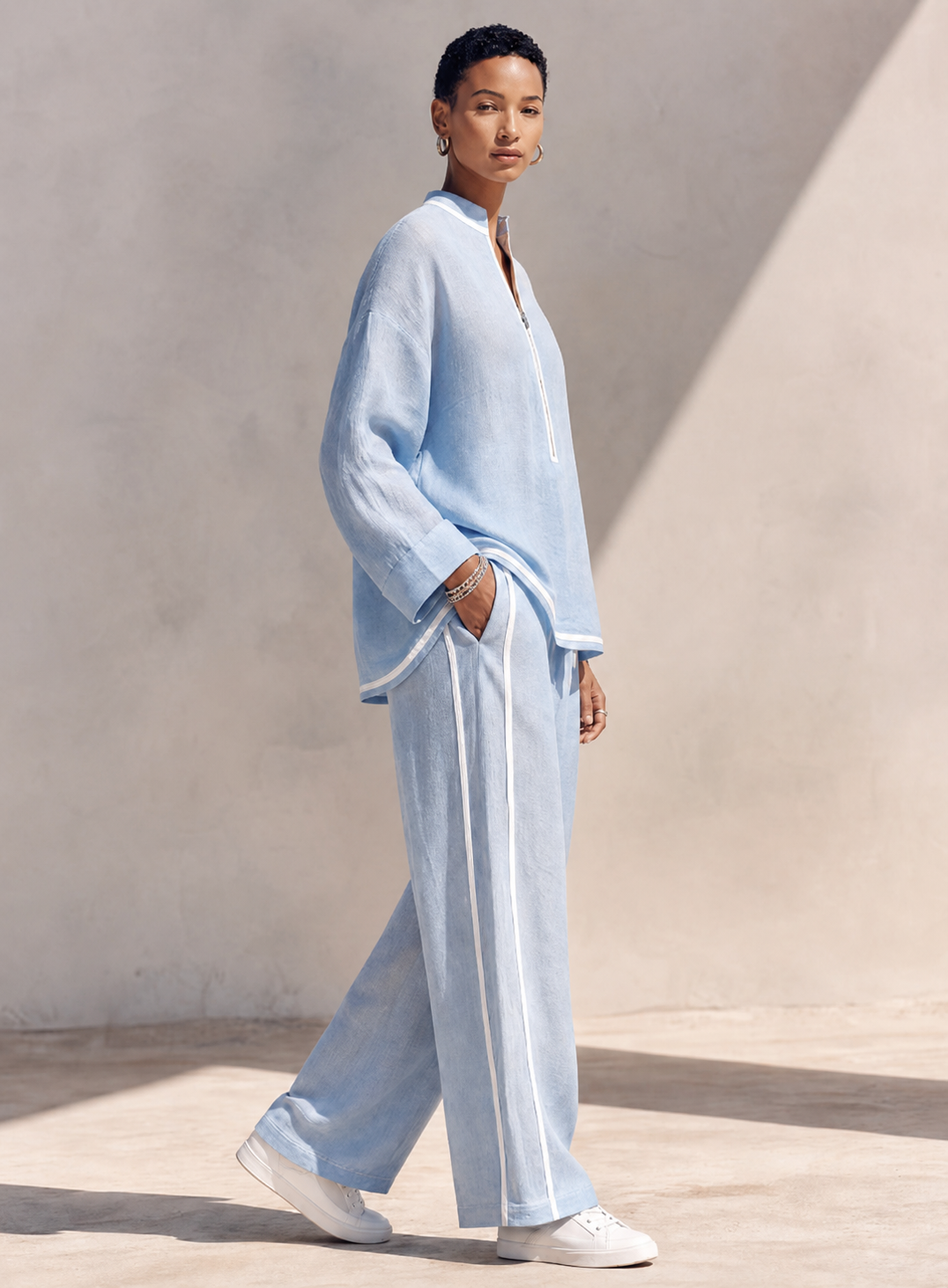 Giorgia – Completo da donna con top oversize a collo alto e mezza zip e pantaloni a gamba larga, in tessuto di lino azzurro