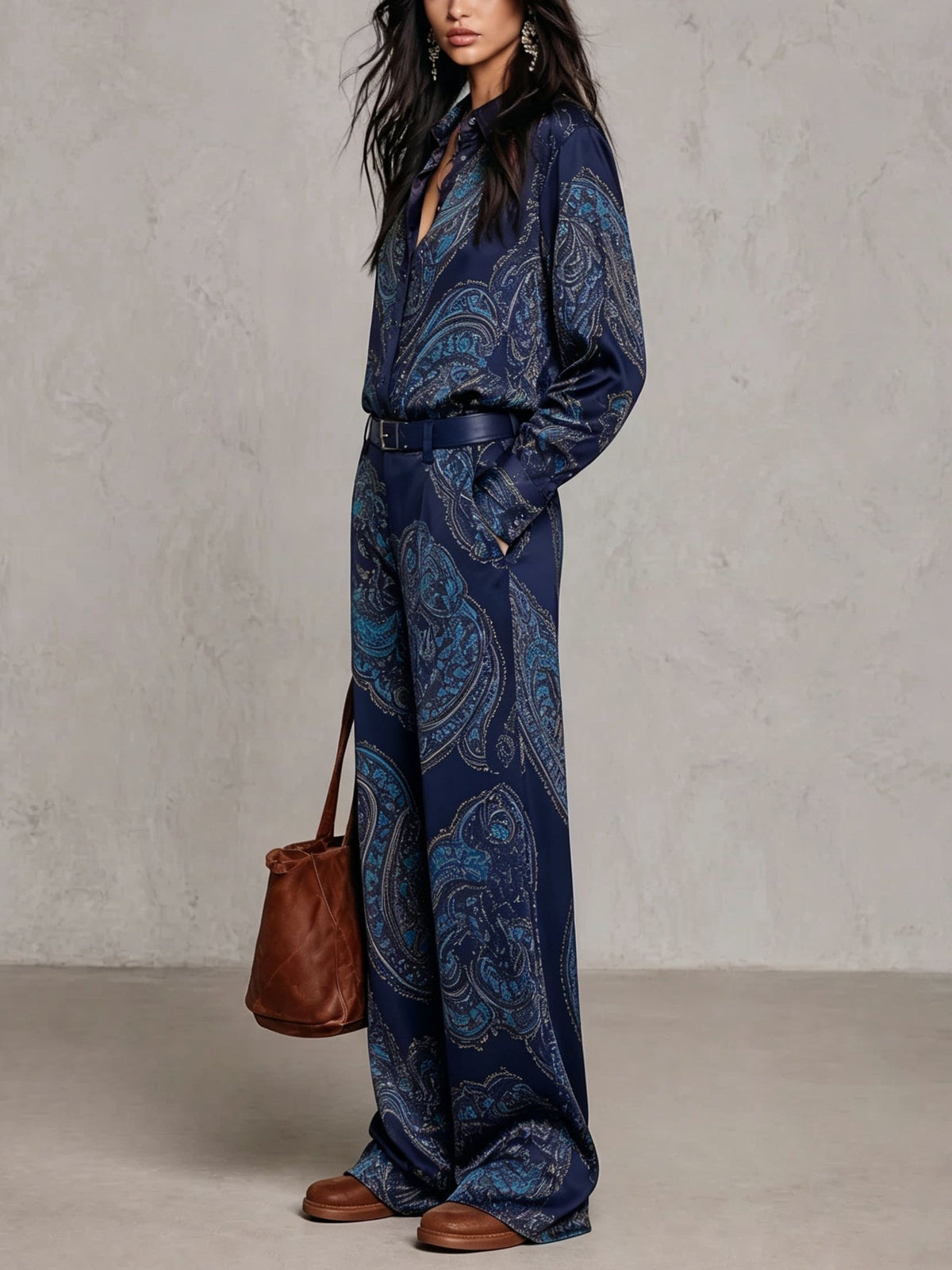 Lidia - Completo Bordeaux-Viola Effetto Satinato con Stampa Paisley, Camicia e Pantaloni Palazzo con Cintura