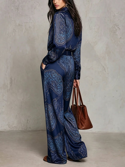 Lidia - Completo Bordeaux-Viola Effetto Satinato con Stampa Paisley, Camicia e Pantaloni Palazzo con Cintura