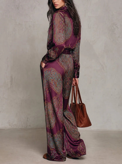 Lidia - Completo Bordeaux-Viola Effetto Satinato con Stampa Paisley, Camicia e Pantaloni Palazzo con Cintura