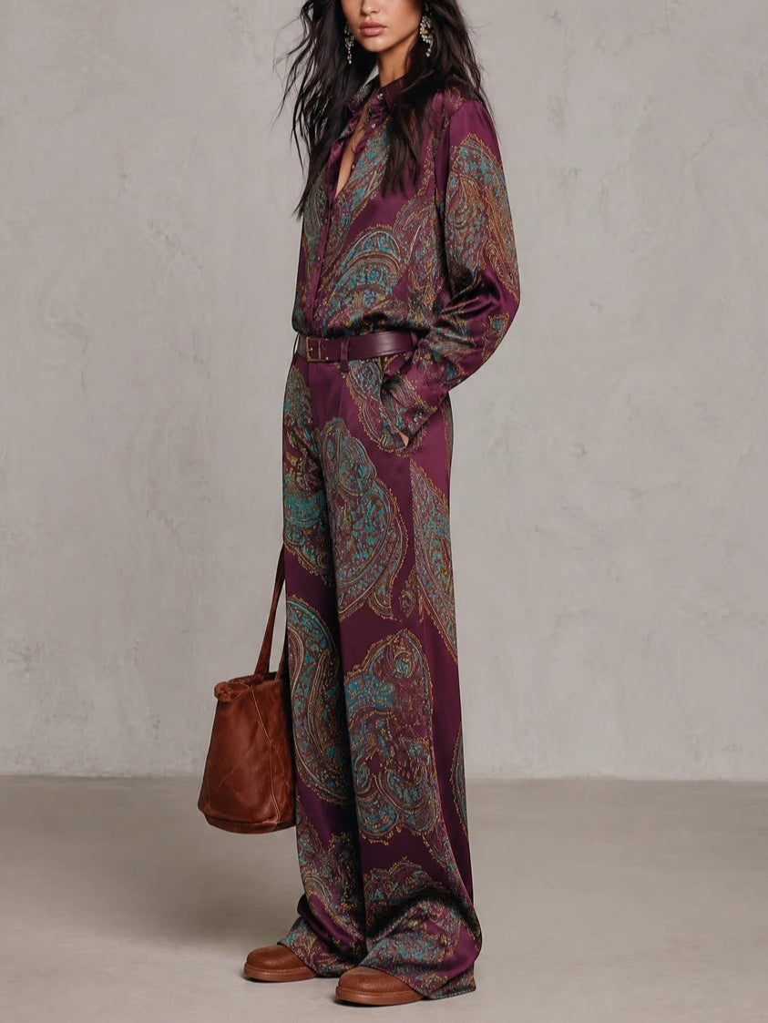 Lidia - Completo Bordeaux-Viola Effetto Satinato con Stampa Paisley, Camicia e Pantaloni Palazzo con Cintura